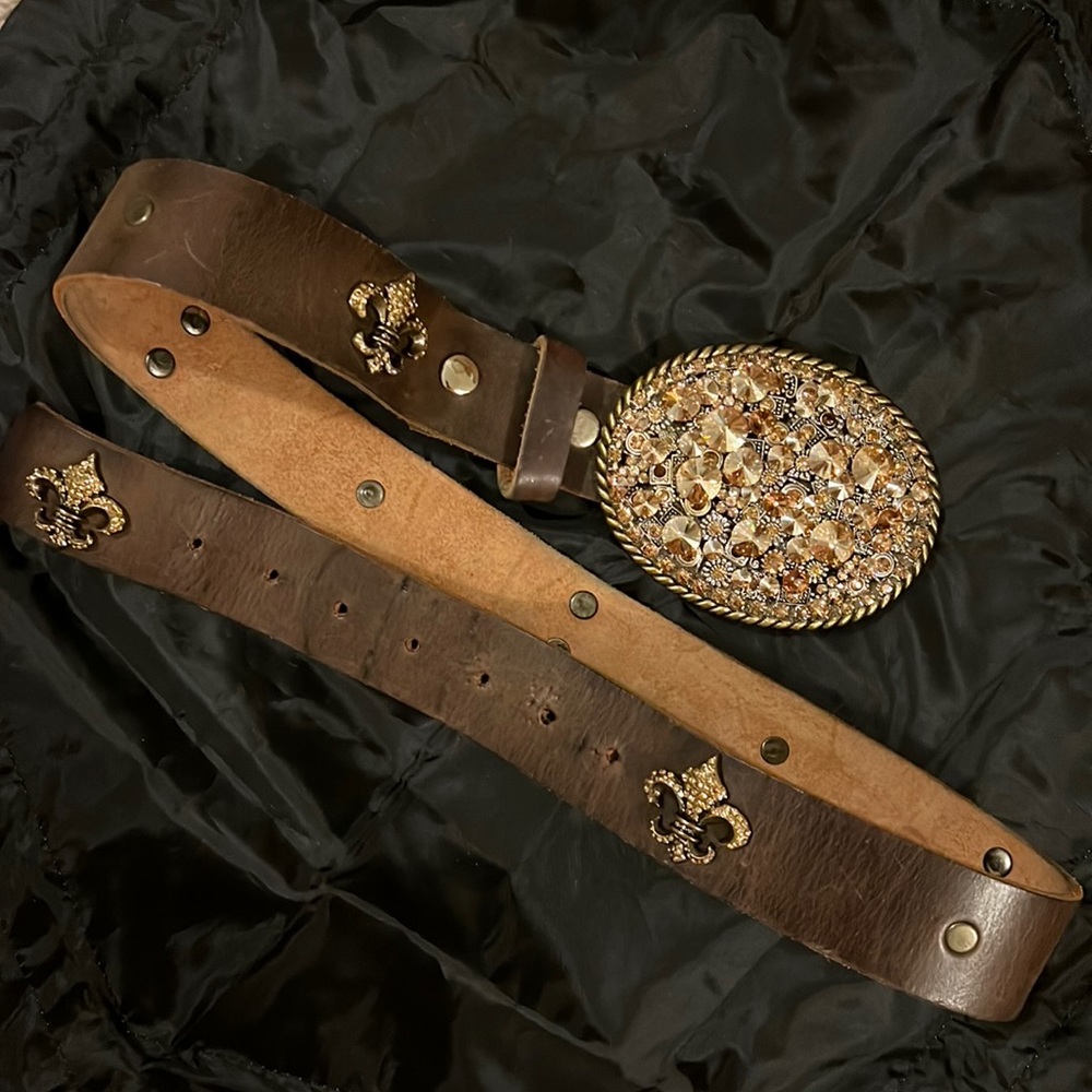 Vintage Wear Cali Belt with Swarovski Crystal buckle and Fleur-de-lis detail